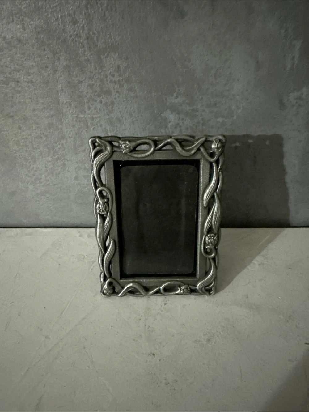 VINTAGE PEWTER TULIP FILAGREE MINI PICTURE FRAME FITS 2X3
